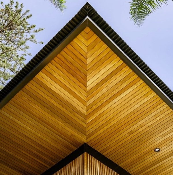 débord de toit en bois